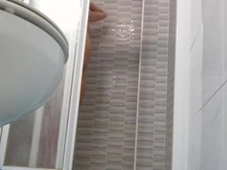 Espionaje en erótico esposa afeitando coño en ducha