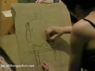 Ubrane kobiety i nadzy mężczyźni drawing nagie wydajność sztuka