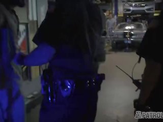 Mehhaanik pood owner saab tema tööriist polished poolt oversexed naissoost cops
