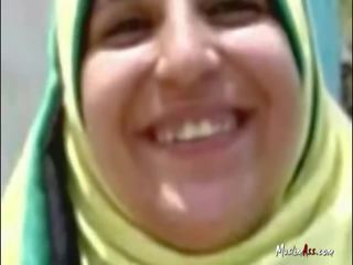 Hijab woman ngisep in publik