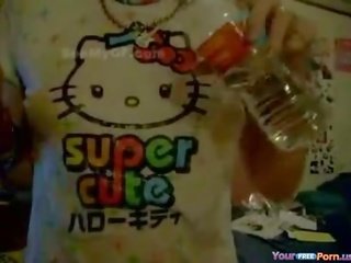מפתה יפני תלמידת בית ספר עם רטוב שלום חֲתַלתוּל t-shirt