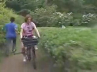 Japonesa damisela masturbado mientras cabalgando un specially modified xxx presilla bike!